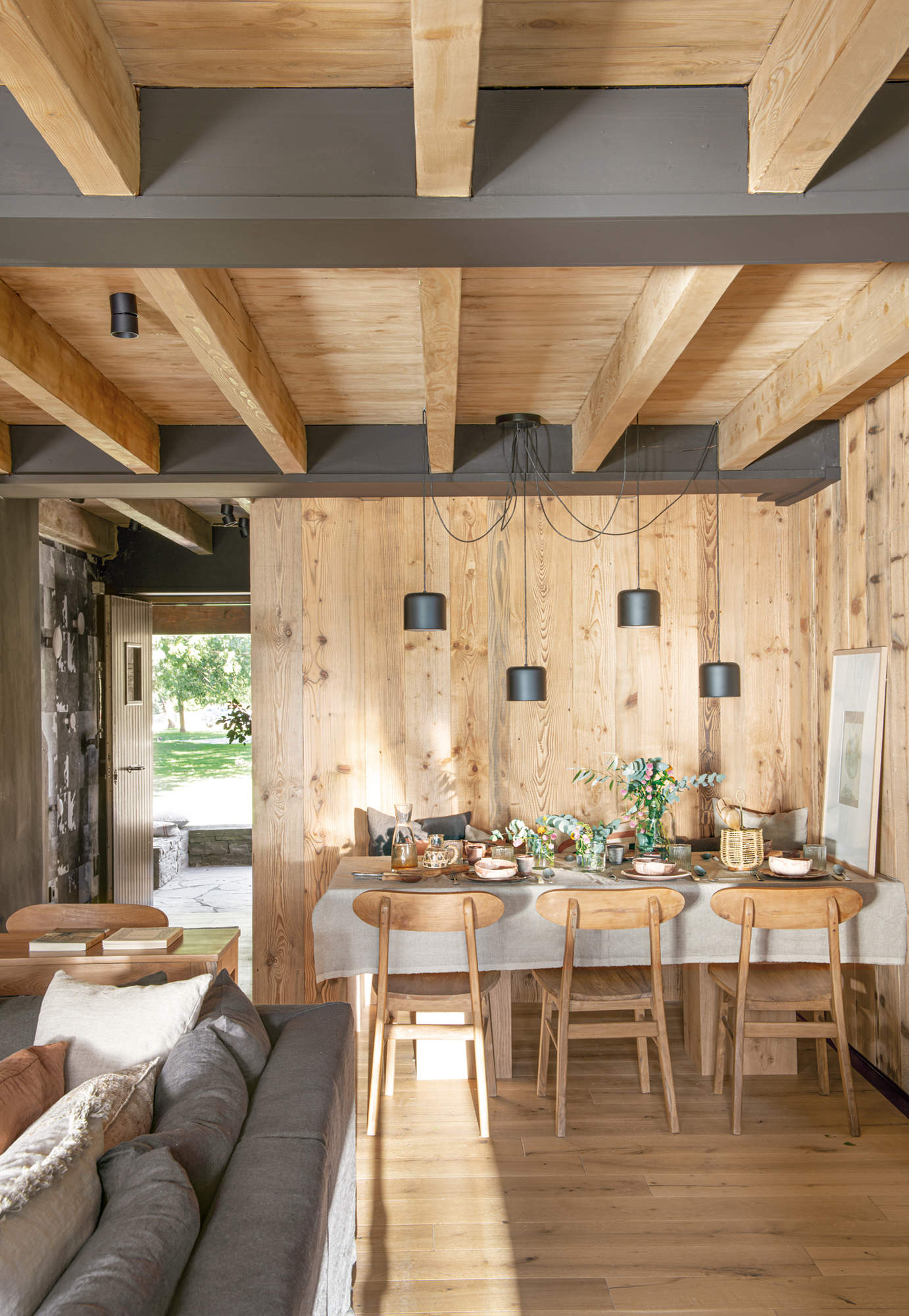 Comedor de estilo rústico moderno con revestimiento de madera